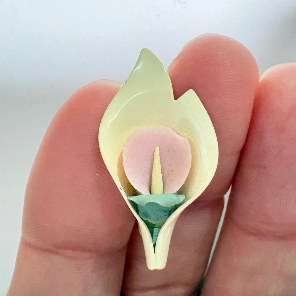 Vintage 1960s yellow and pink Calla Lily Floral Brooch in Soft Pastel Shades